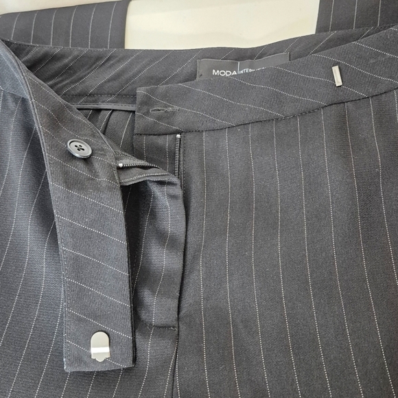 Moda International NWOT Women's Wide Leg Black Pinstripe Trousers - Size 10 - Picture 6 of 13
